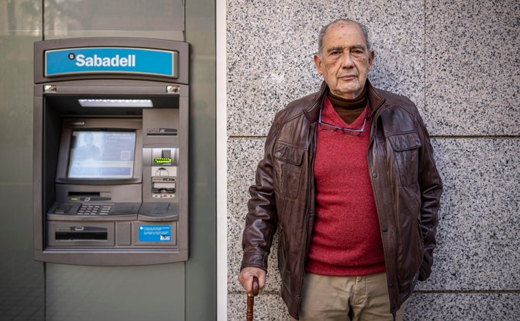 El anciano que puso en jaque a la banca: «Calviño me ha decepcionado»