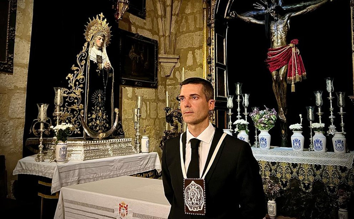 José Ignacio Aguilera, ante la Virgen de las Tristezas y el Cristo de Ánimas