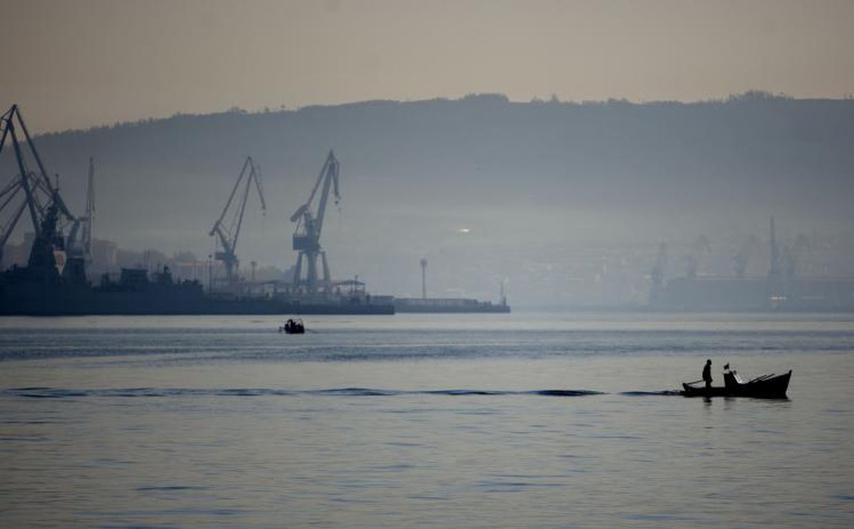 La ría de Ferrol con los astilleros de Navantia al fondo