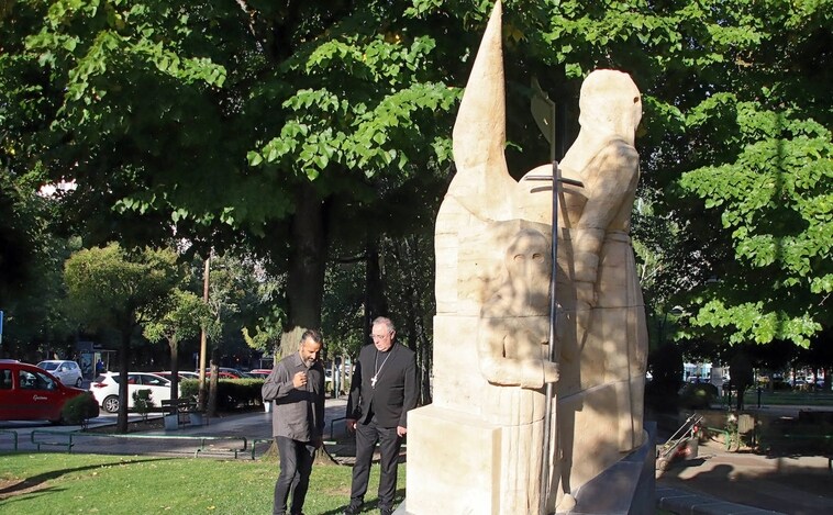Una escultura con tres papones, que representan la tradición, homenajea a la Semana Santa de León