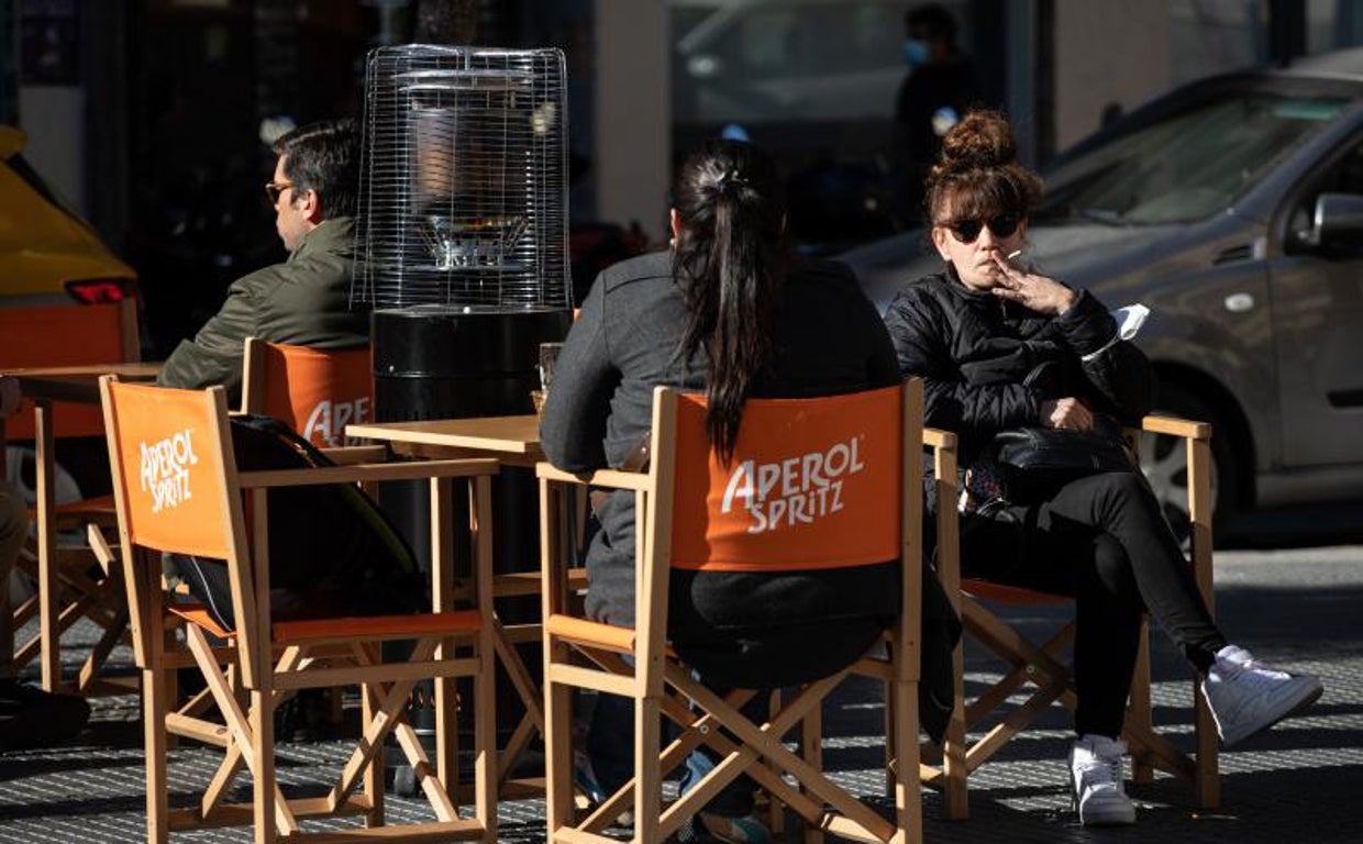 Una fumadora en una terraza, en una imagen de archivo