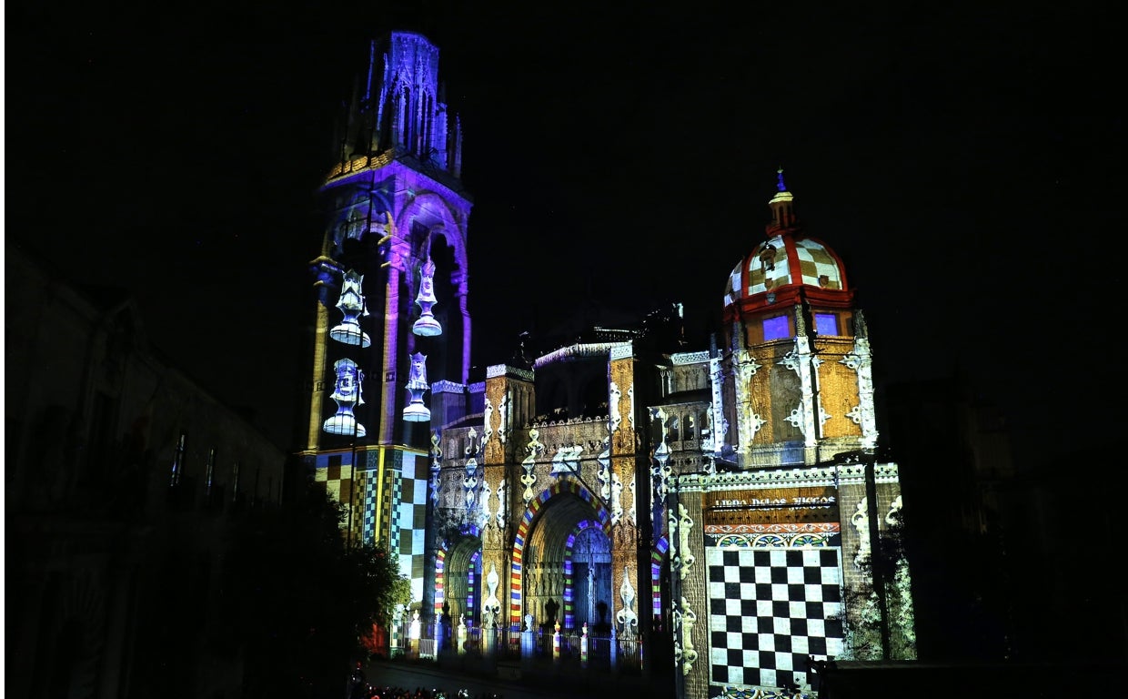 Una de las proyecciones en la fachada de la catedral de Toledo