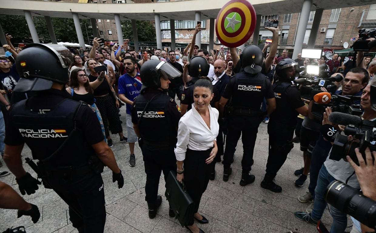 Macarena Olona, escoltada por la Policía Nacional y entre abucheos