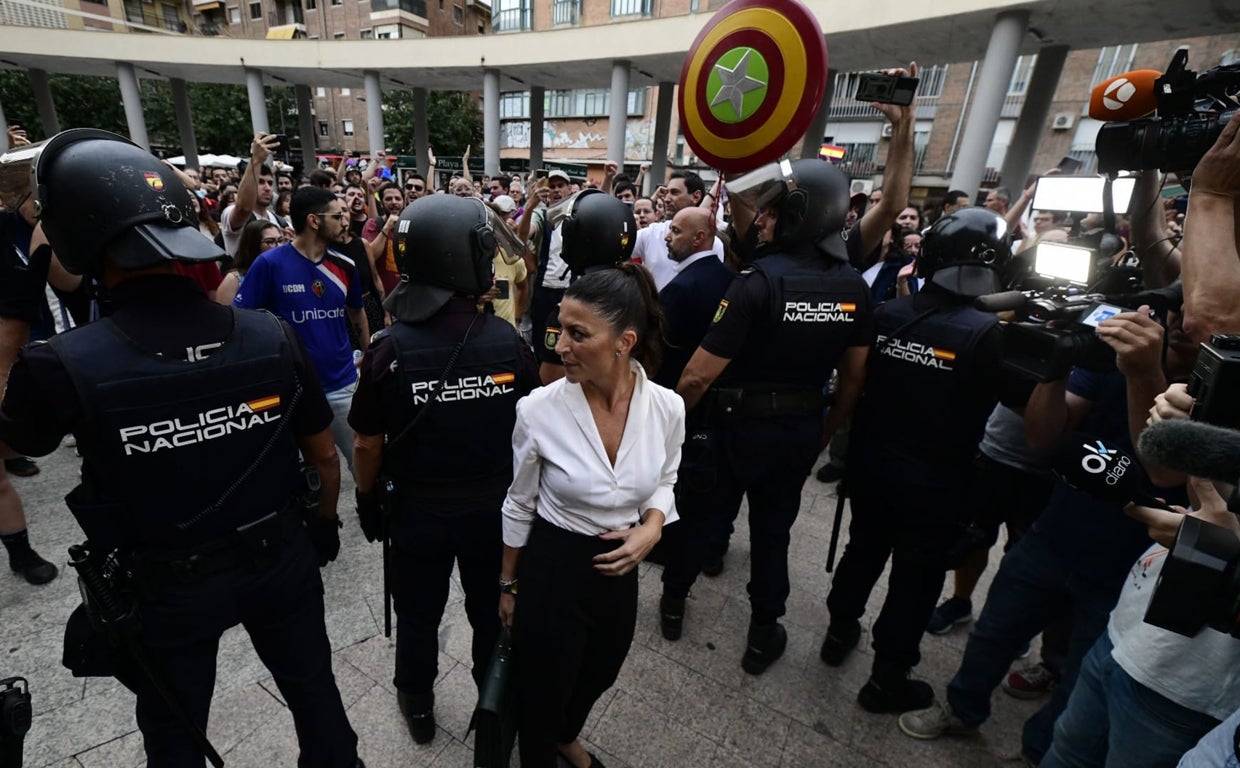 Olona escoltada en la UMU a la espera de entrar a la universidad