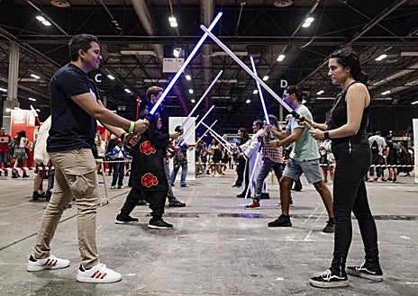 Imagen secundaria 1 - Cientos de asistentes al evento desfilaban a la entrada con sus respectivos disfraces de superhéroes y otros personajes de ficción japonesa