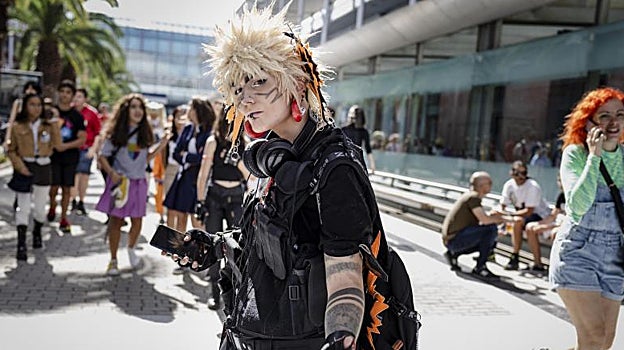 Un asistente posa con su disfraz antes de entrar al evento