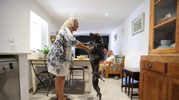 joy, con su mascota en casa