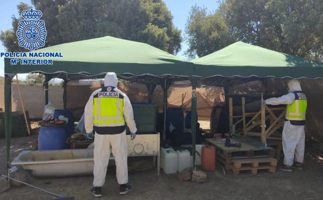 Agentes de la Policía Nacional, durante la inspección del laboratorio de cocaina desmantelado en los alrededores de Madrid capital