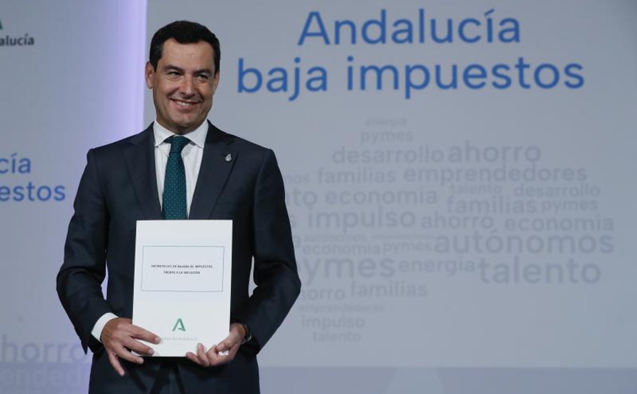 El presidente de la Junta de Andalucía, Juanma Moreno, el miércoles tras la firma del decreto ley de bajada fiscal