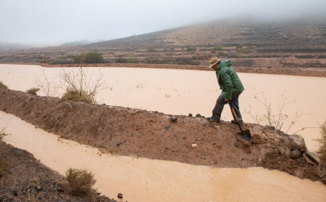 Vecinos trabajan para evitar daños en el barrio Guisguey de Puerto del Rosario (Fuerteventura)
