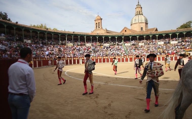 Apoteósica tarde de toros, con llenazo, ocho orejas y hasta un rabo en 'La Caprichosa'