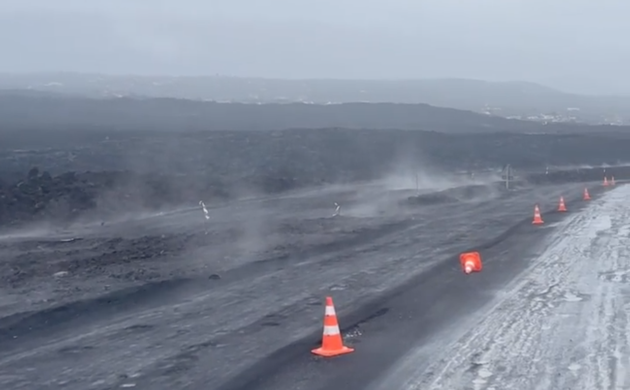 La carretera sobre la coladas, humeante con la llegada de Hermine
