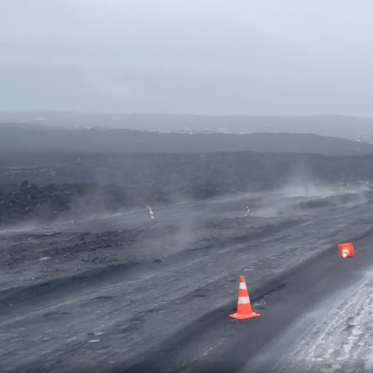 Así «arde» la carretera sobre la lava de La Palma