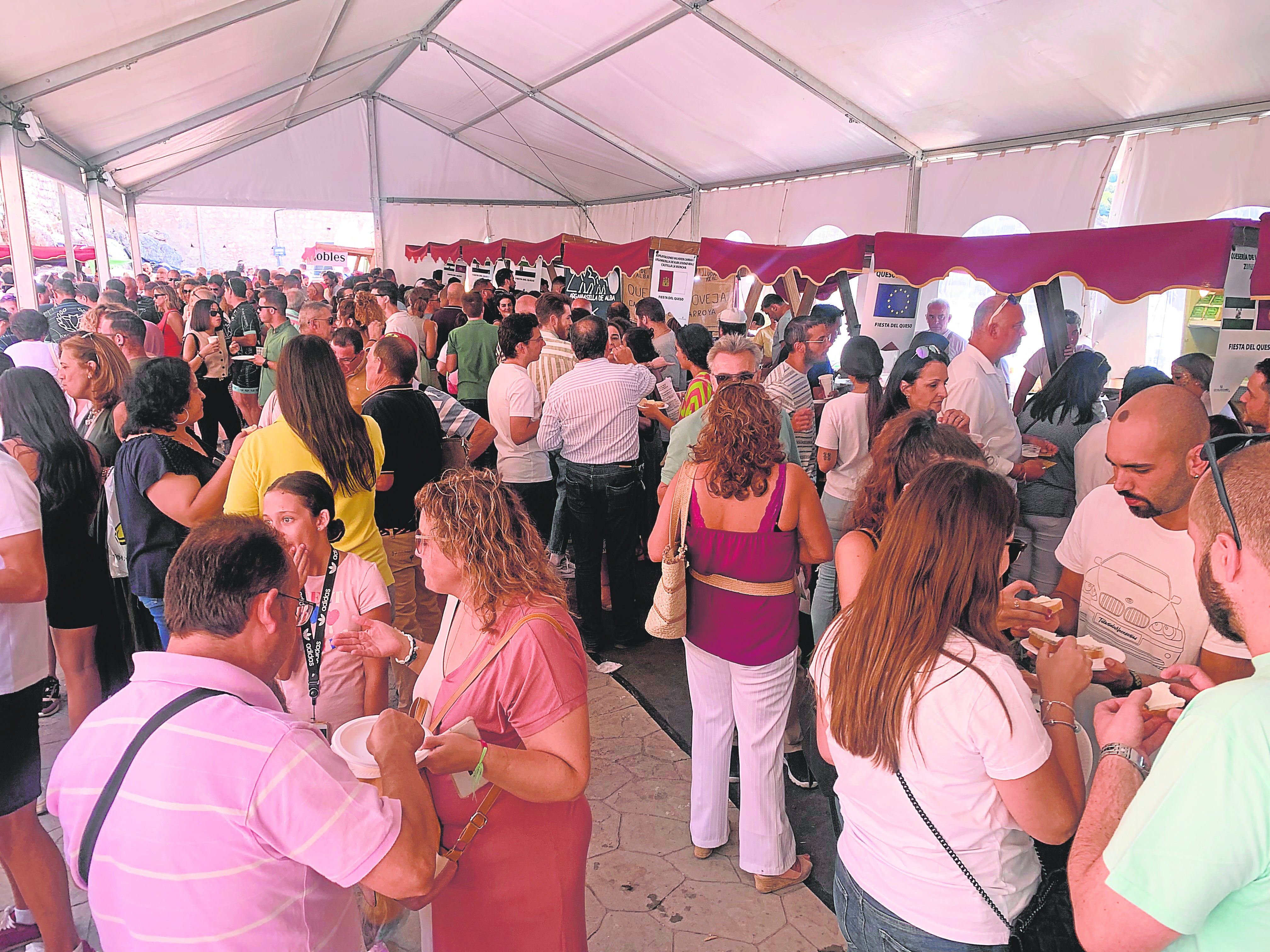 Público en la Fiesta del Queso de Zuheros con los expositores apenas visibles por la elevada afluencia