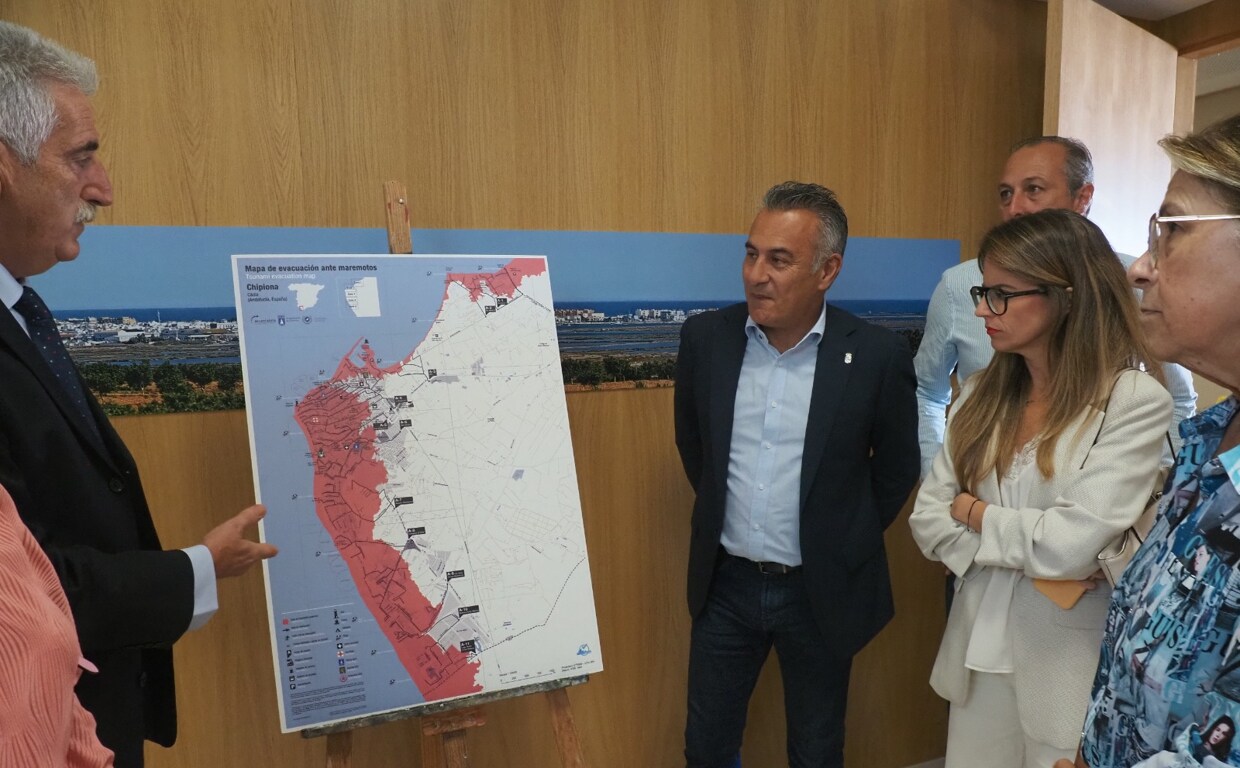 Representantes de los municipios implicados en el plan anti tsunamis observan el mapa de aplicación del mismo