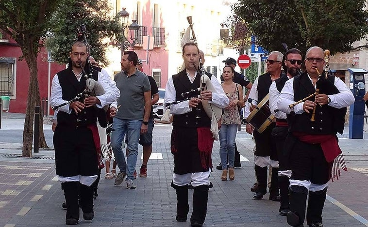 La Banda de gaitas «Rías Seicas» pone música al III Festival Manchafolk