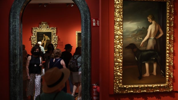 Turistas visitando el Museo Julio Romero de Torres