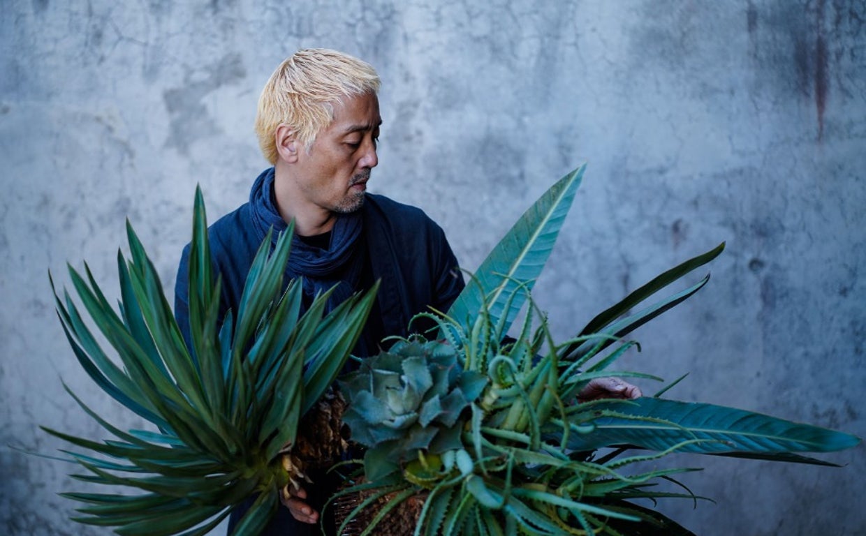 Yuji Kobayashi sostiene una de sus creaciones