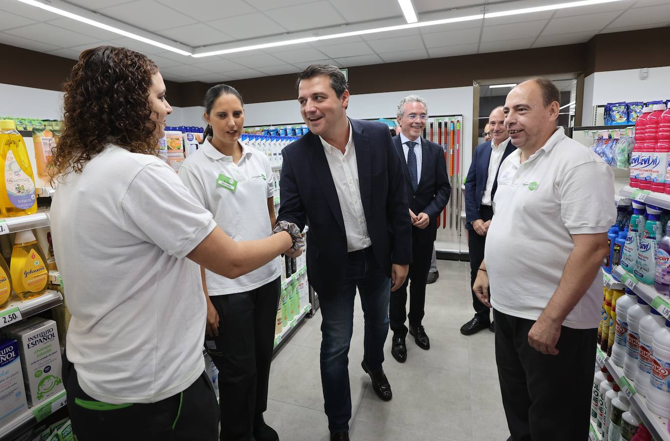 El primer súper de Andalucía gestionado por discapacitados, en imágenes