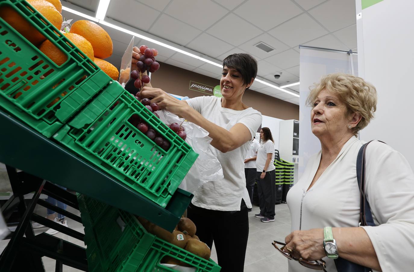 El primer súper de Andalucía gestionado por discapacitados, en imágenes