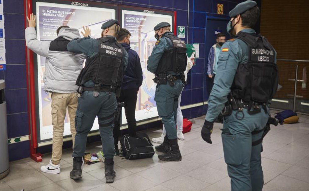 Registro de la Guardia Civil en el Metro de Madrid como medida contra las bandas latinas