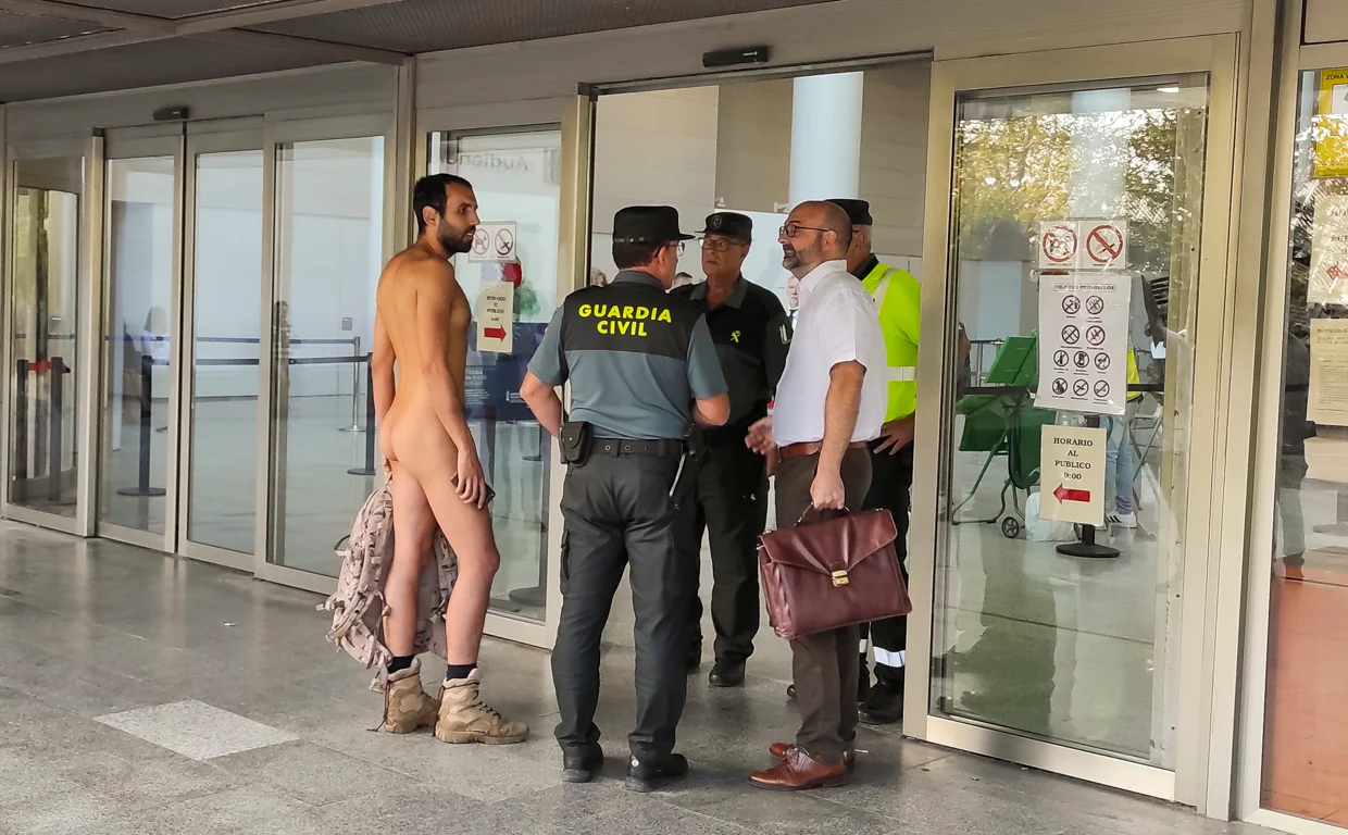 Un joven acude desnudo a un juicio por exhibicionismo en Valencia