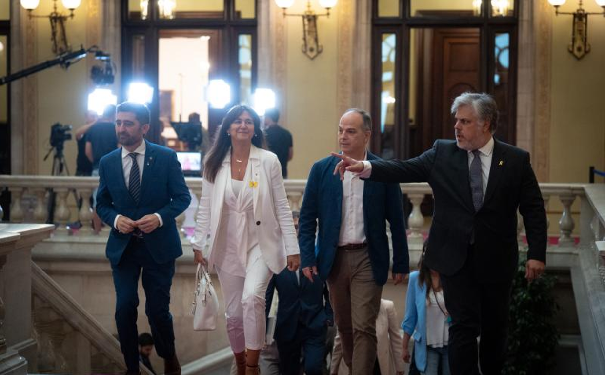 Albert Batet, el primero por la derecha en la imagen, accediendo al pleno del Parlamento catalán, hoy, acompañado de Jordi Turull, Laura Borràs y Jordi Puigneró