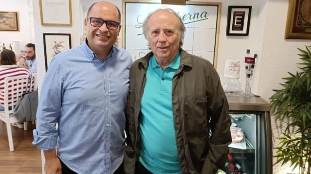 Serrat, con el responsable de La Taberna de Almodóvar