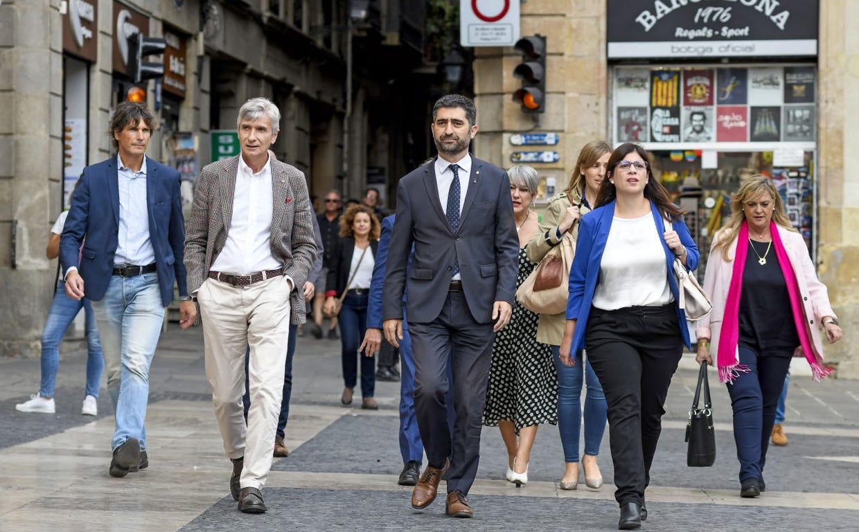 Los consejeros de Junts, en el momento de acceder a la reunión
