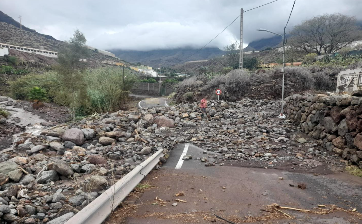 Carretera anegada por desprendimientos