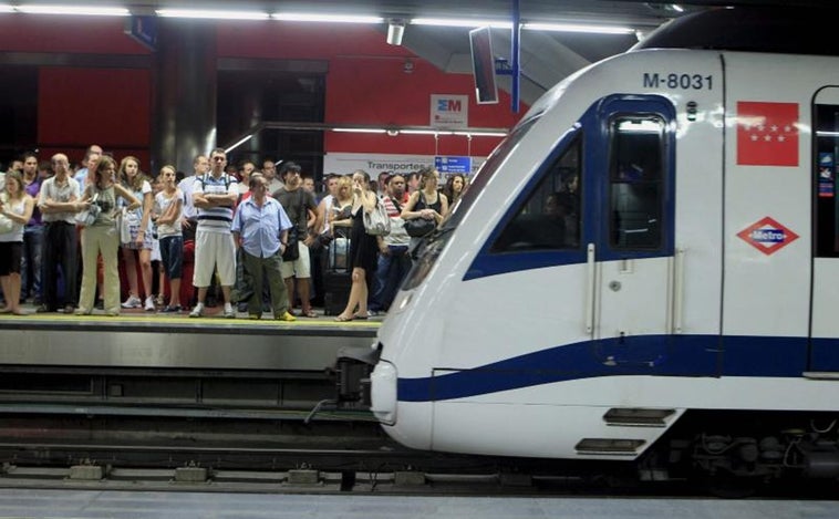 Herido grave un hombre tras lanzarse a las vías del metro en la línea 10