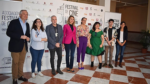 Eva María Masías y algunos de los concejales que acudieron a la inauguración