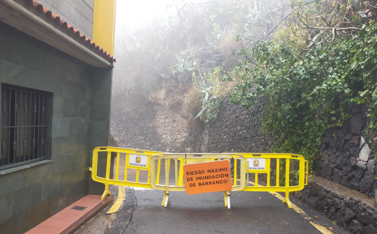 Una señal advierte del riesgo de inundación de un barranco en Tenerife