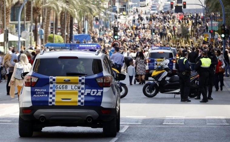 Detienen a dos mujeres peleándose en la calle en Alicante y una pega a un policía