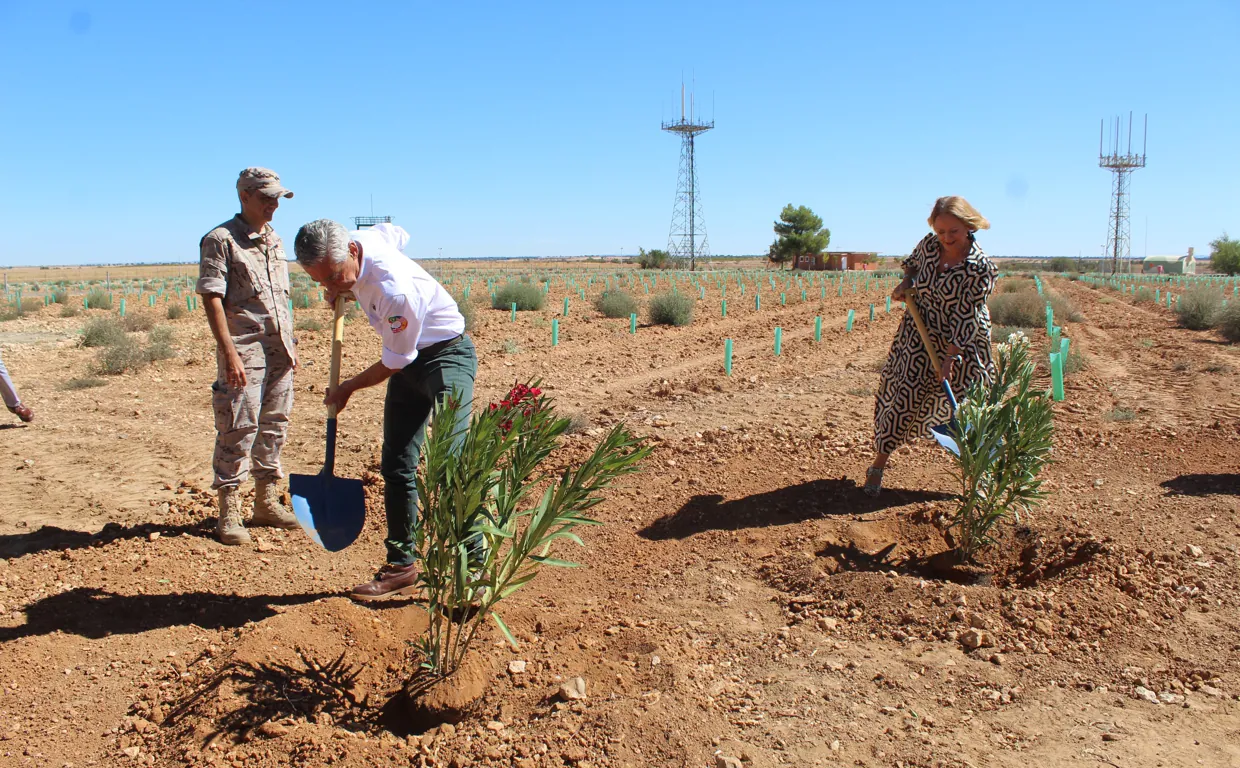 La Fundación Iberdrola reforesta con 17.000 especies autóctonas el  Escuadrón de Vigilancia Aérea de Villatobas