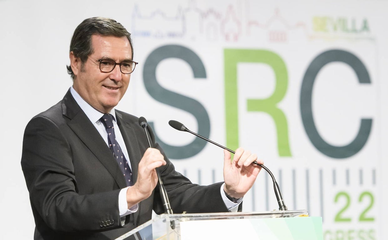 Garamendi ha criticado en los pasillos del congreso de la Confederación Española de Directivos y Ejecutivos la política de hechos consumados del Gobierno