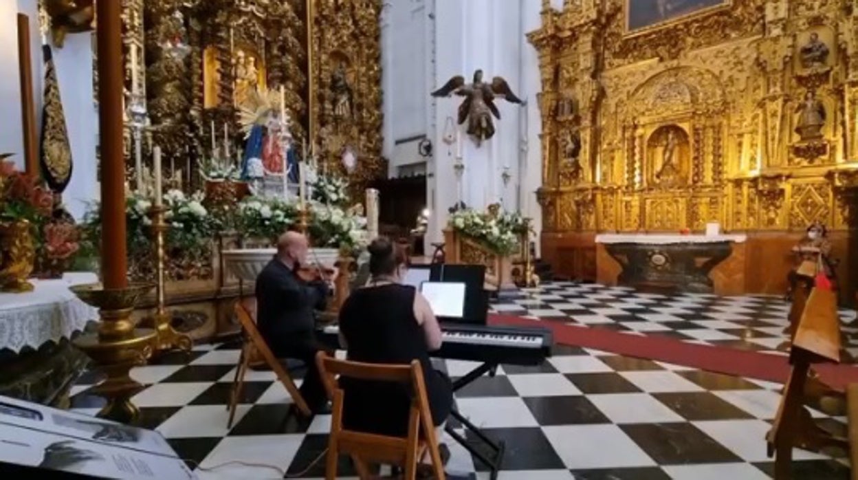 Dos novios celebran su boda con el himno del Córdoba CF en la iglesia de La Trinidad