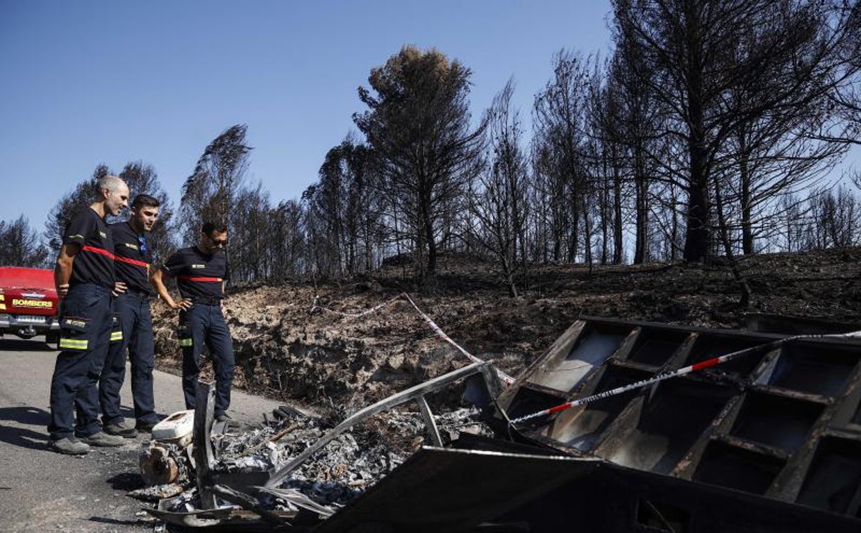 Imagen de varios bomberos en el incendio forestal de Bejís (Castellón)