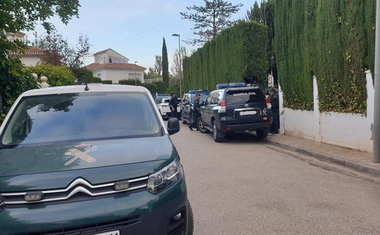 Agentes de la Guardia Civil, en uno de los registros que se están realizando este jueves