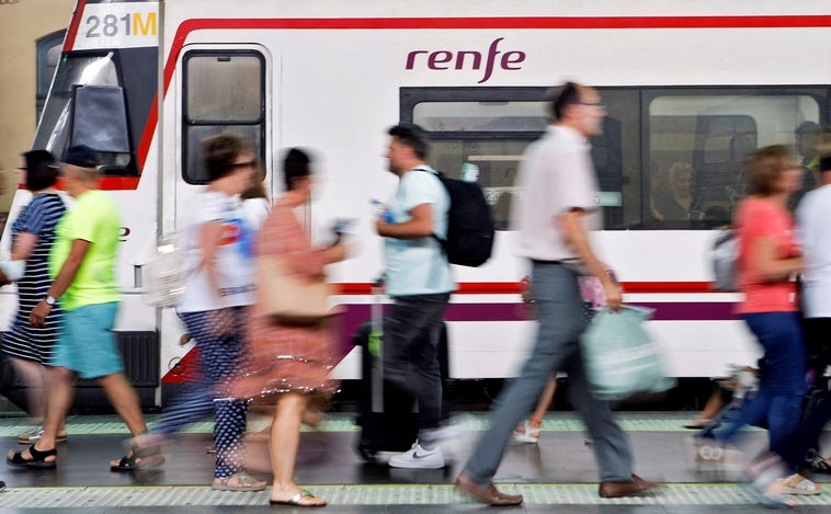 «Estamos en España y me tienes que hablar en español»: denuncian discriminación en Renfe