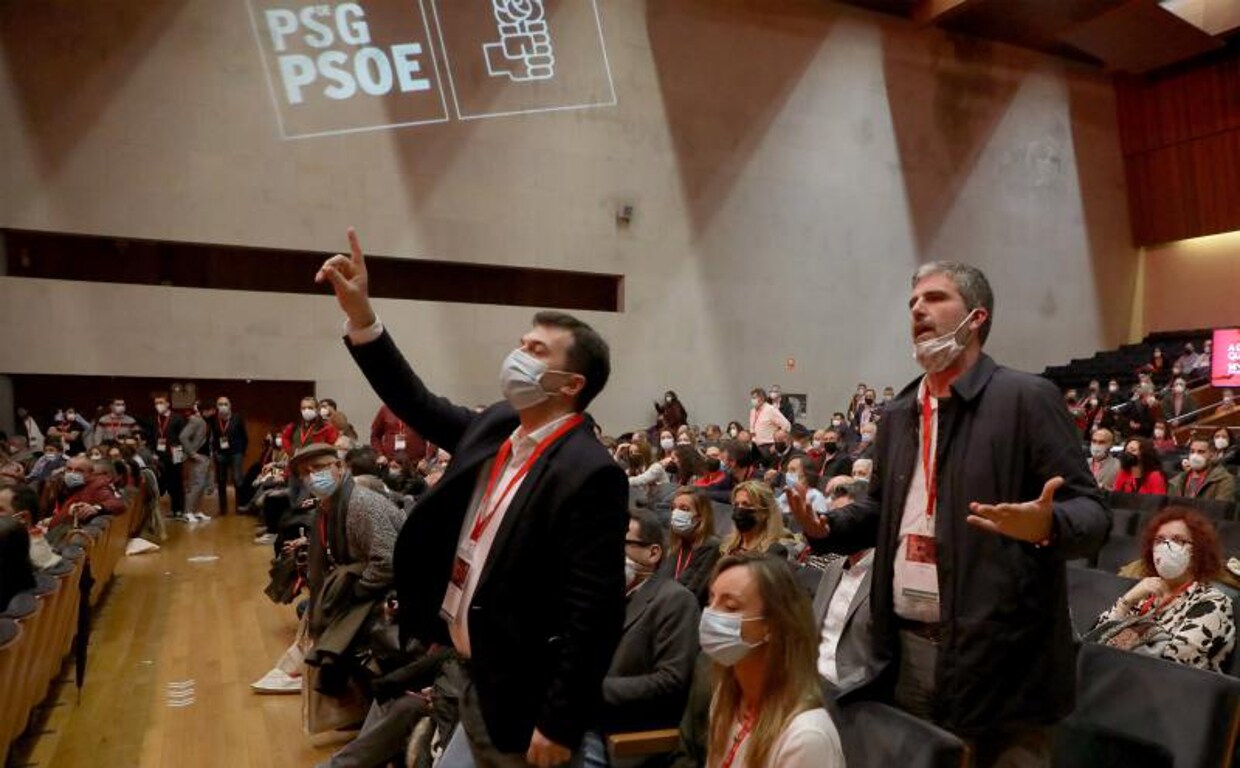 Caballero, delante, y Seco, detrás, protestando en el congreso del PSdeG