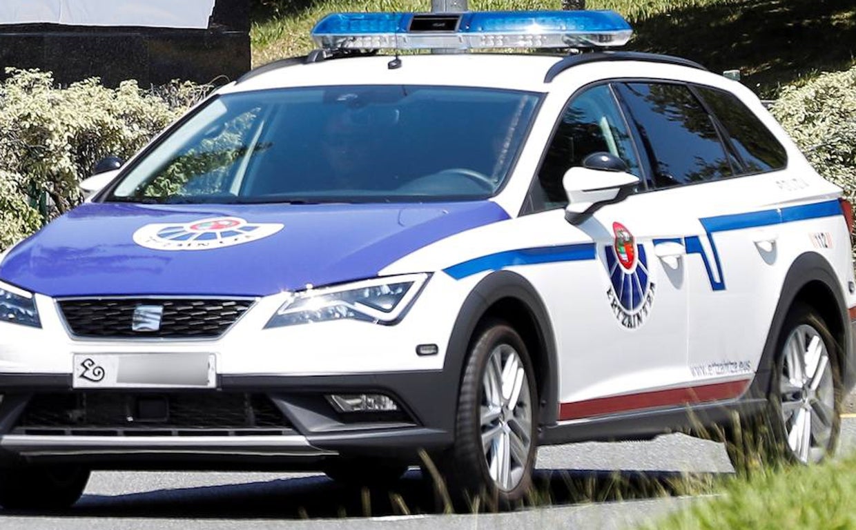 Imagen de archivo de una patrulla de la Ertzaintza