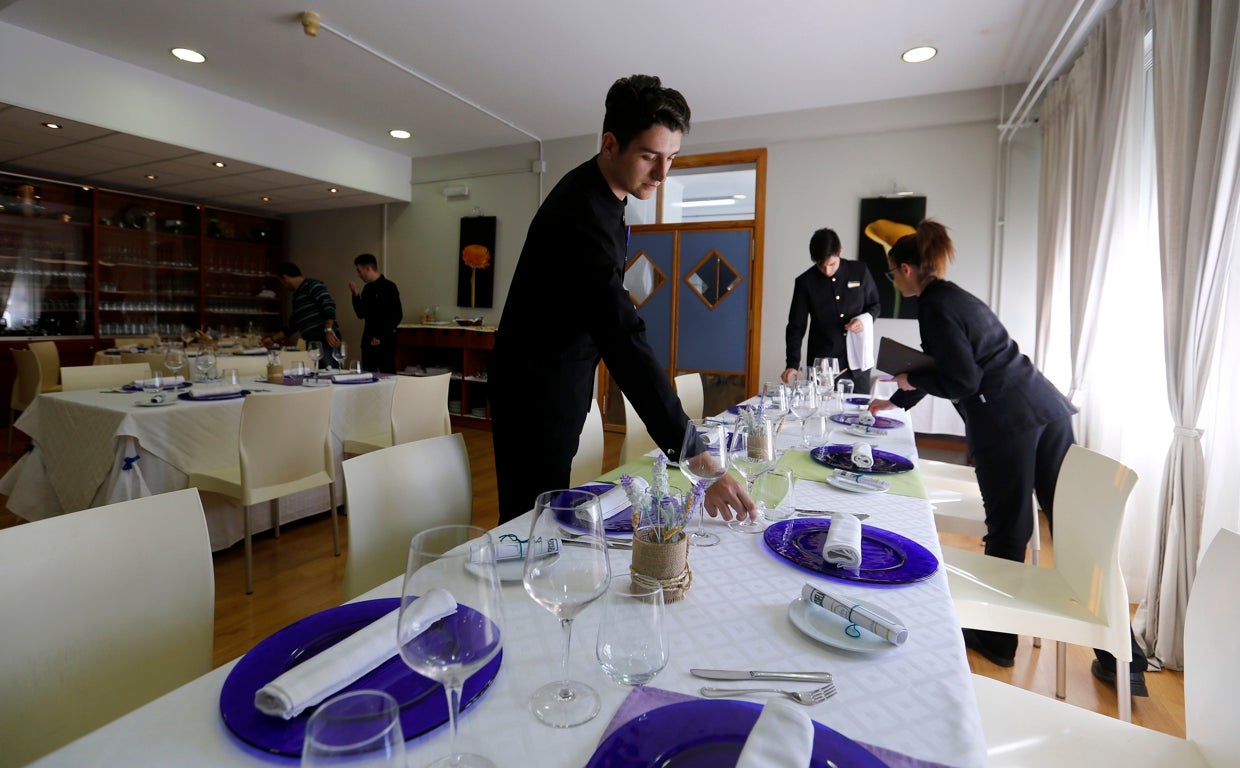 Alumnos del IES Gran Capitán se forman en una clase práctica de jefe de sala