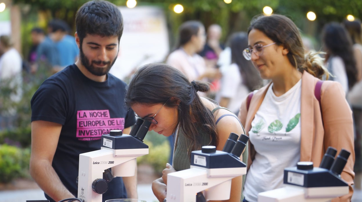 Ciencia para niños en la Feria de los Ingenios de Córdoba: microscopios, túneles y células vivas