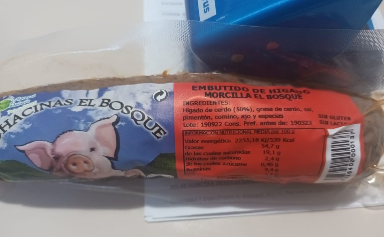 Detalle de la morcilla que está siendo retirada por la Junta