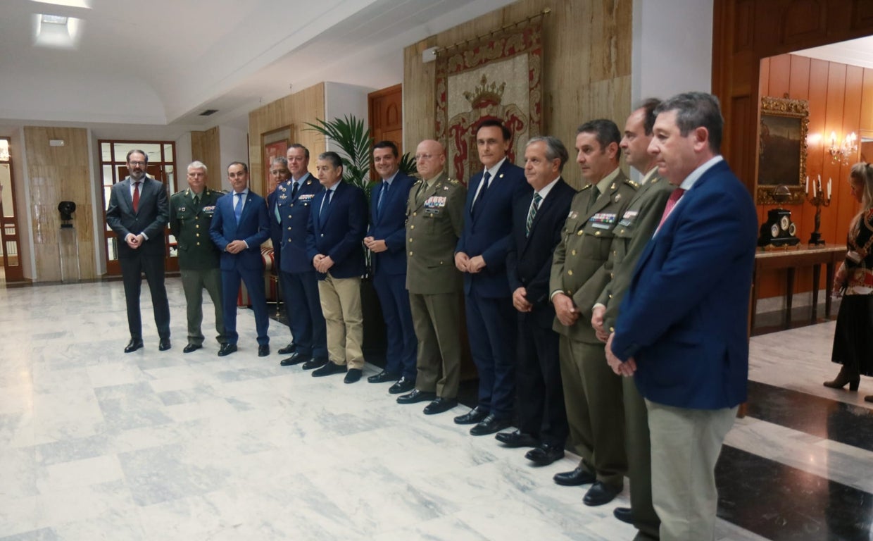 El alcalde, junto a los consejeros Antonio Sanz y Gómez Villamandos y mandos del Ejército