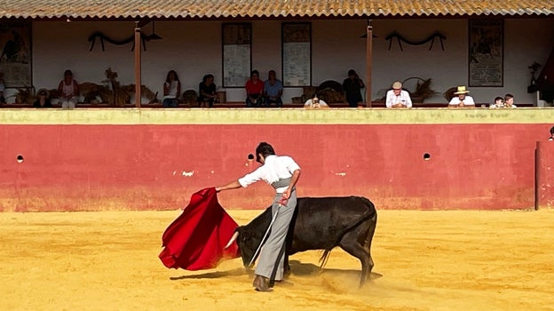 Manuel Román durante la faena en el tentadero de Villalobillos