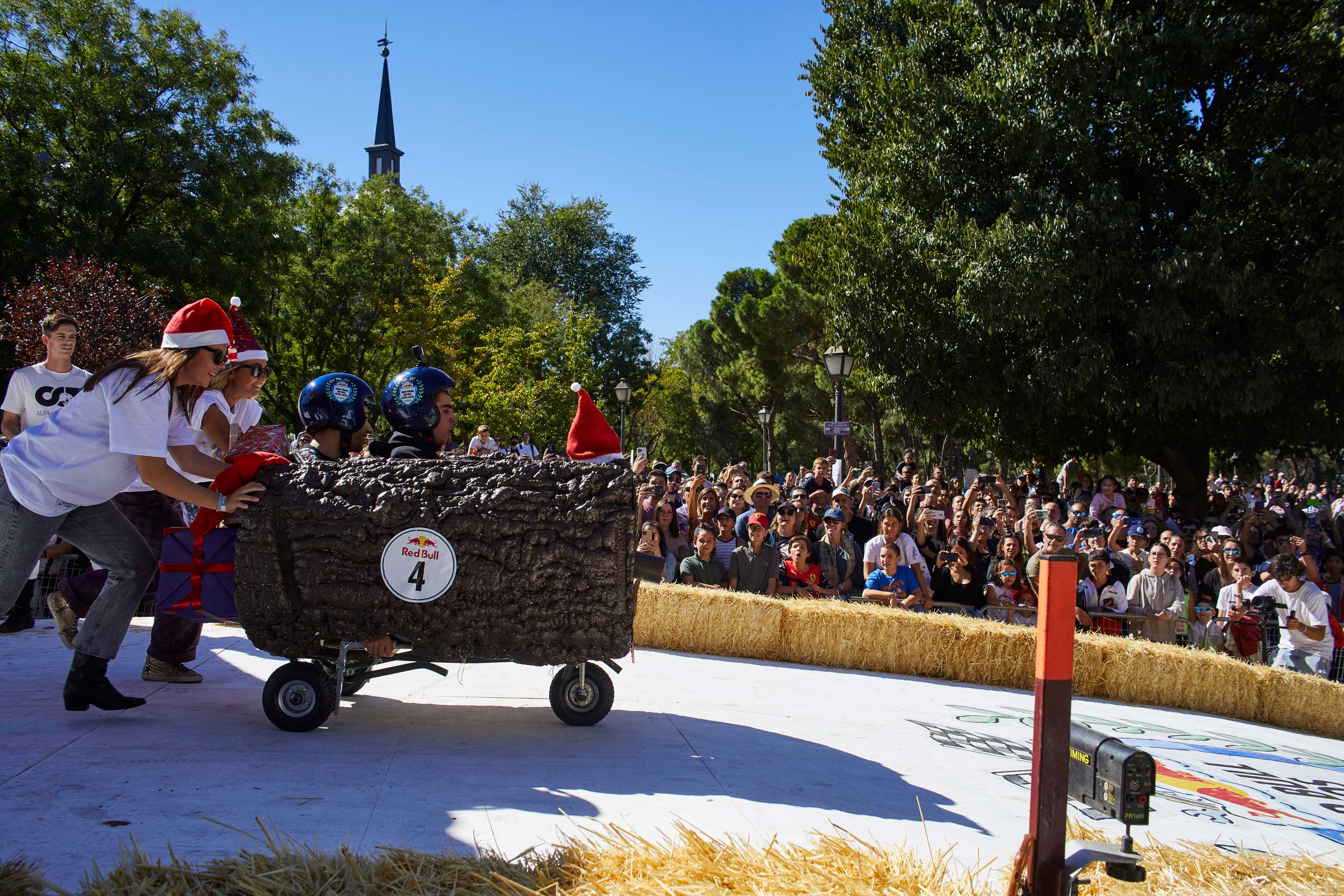 En la salida son jaleados por el numeroso publico
