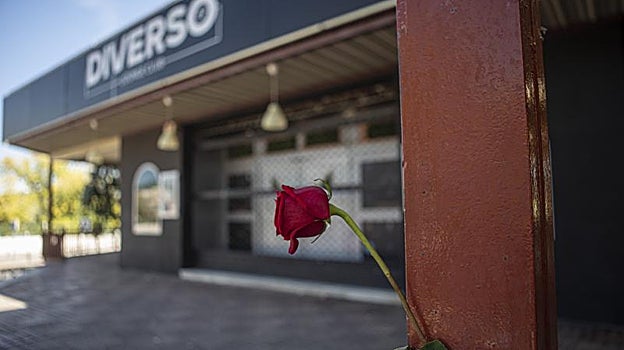 Exterior de la discoteca, donde han colocado una rosa