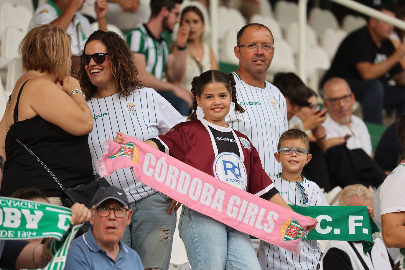 La animación de la grada de El Arcángel en el Córdoba CF - Sanse, en imágenes